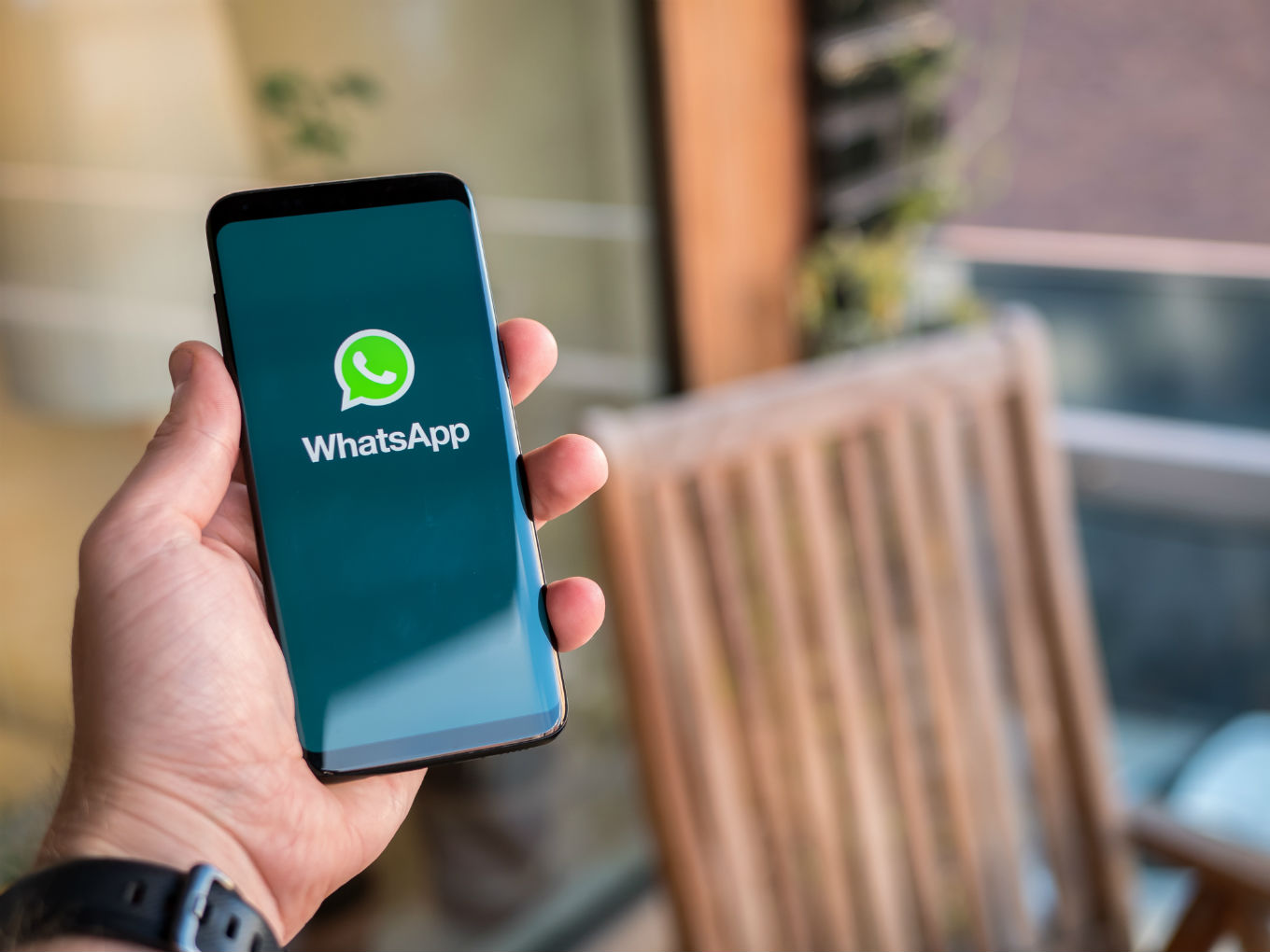 تطبيق Whatsapp لبدء الحملات الإذاعية للتوعية بالأخبار الكاذبة