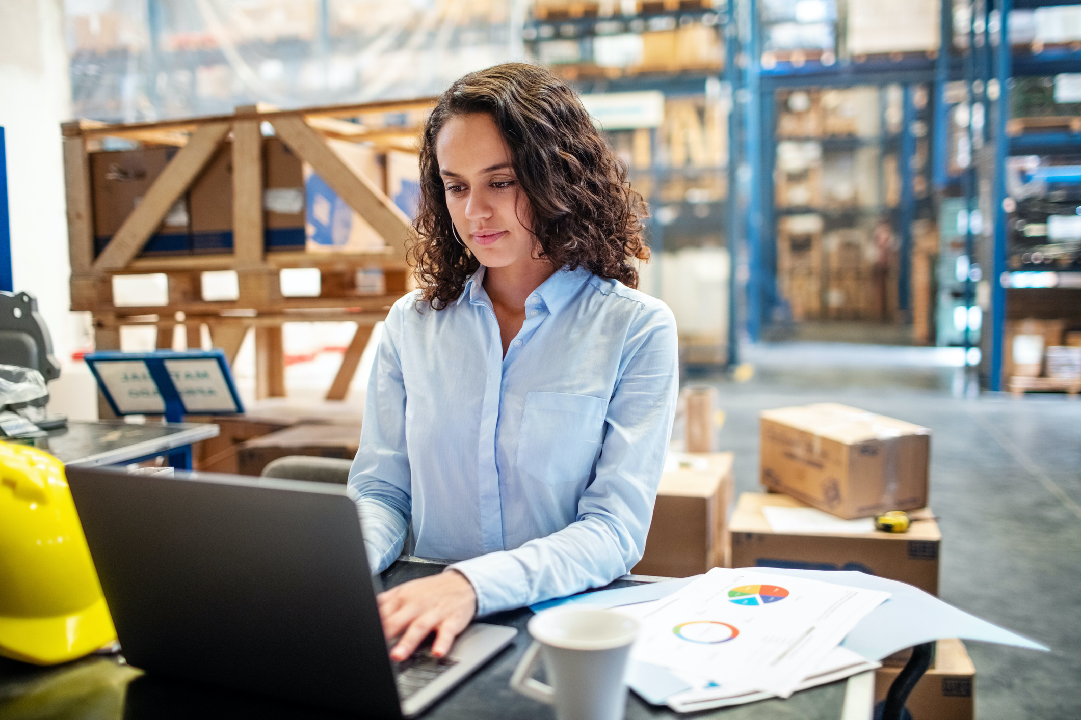 Jeune professionnel du marketing sur le plancher de fabrication