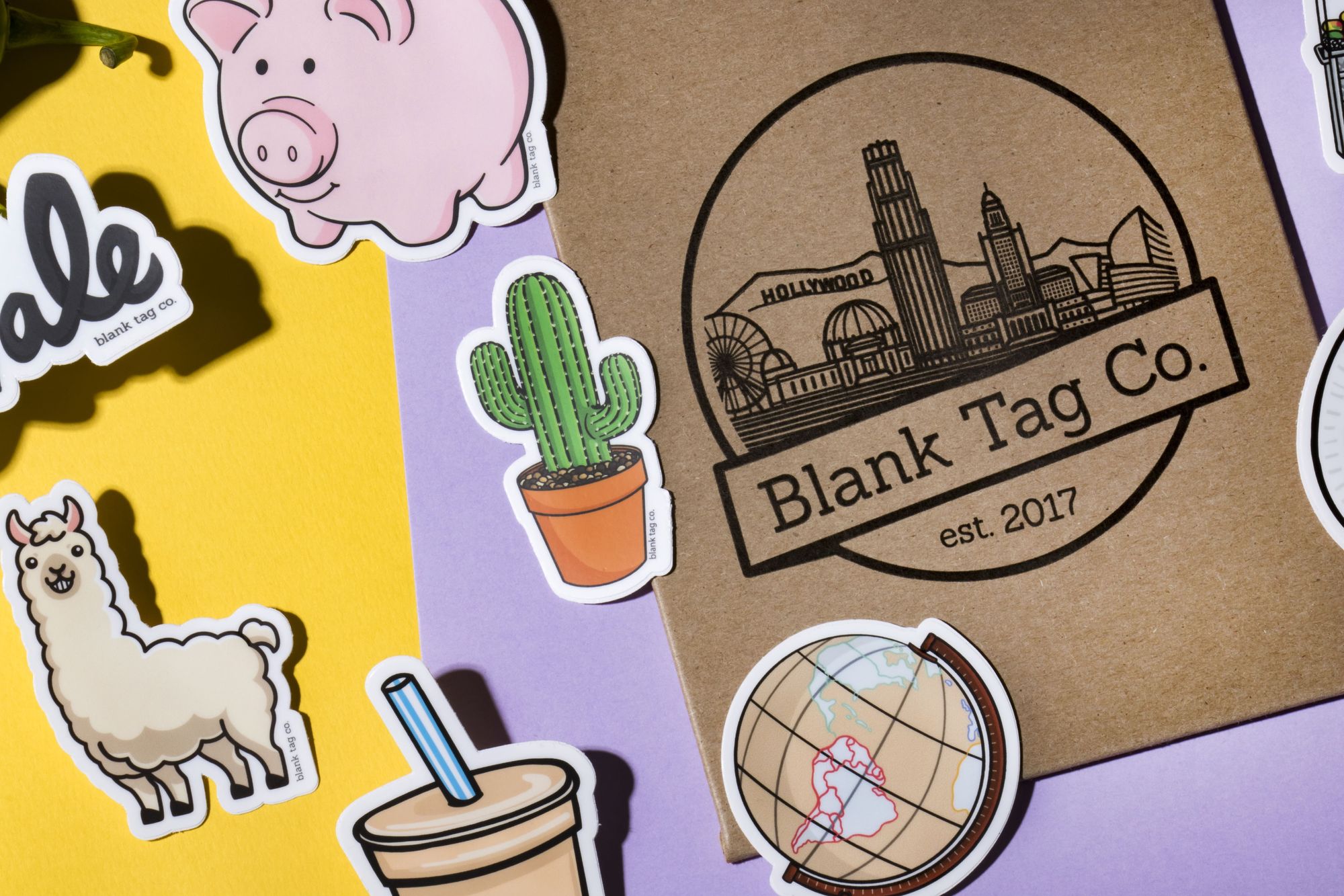 15 Unternehmen im Besitz von Latinos und Latinas, die während des Monats des hispanischen Erbes unterstützt werden sollen Blogfoto von Blank Tag Co. Aufkleber und Logo