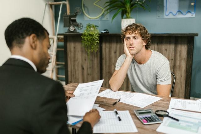 assis au bureau du professionnel comptable