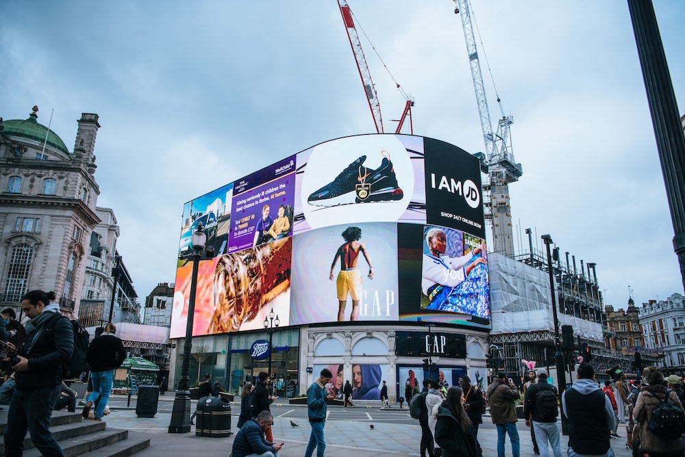 Reclame expuse la Piccadilly Circus din Londra