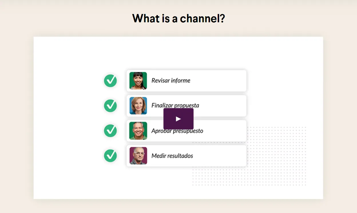 Imaginea prezintă un videoclip pe care compania Slack îl folosește pentru a explica ce este un canal. Videoclipul apare pe o pagină de destinație pentru descrierea produsului.