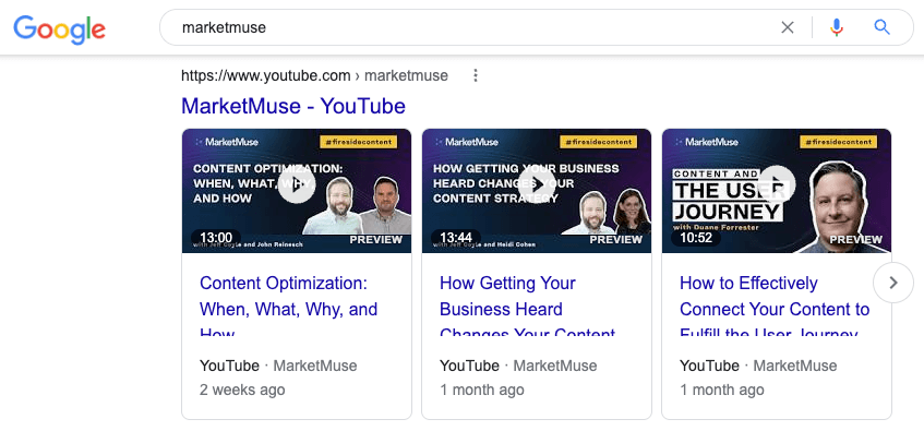 Google SERP mit YouTube-Box mit Miniaturansicht und Titel von drei Videos aus dem offiziellen YouTube-Kanal von MarketMuse.