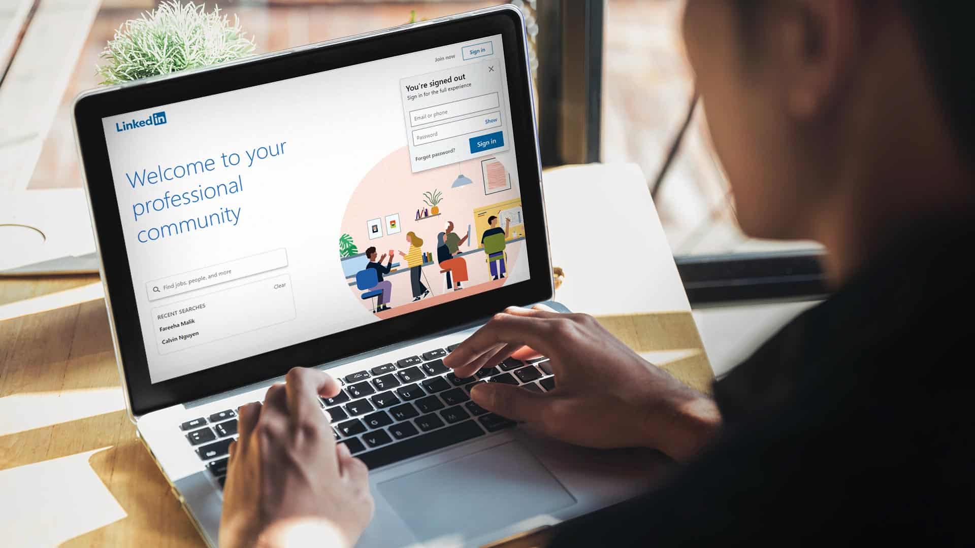 شخص ما يقوم بتحديث ملف تعريف LinkedIn