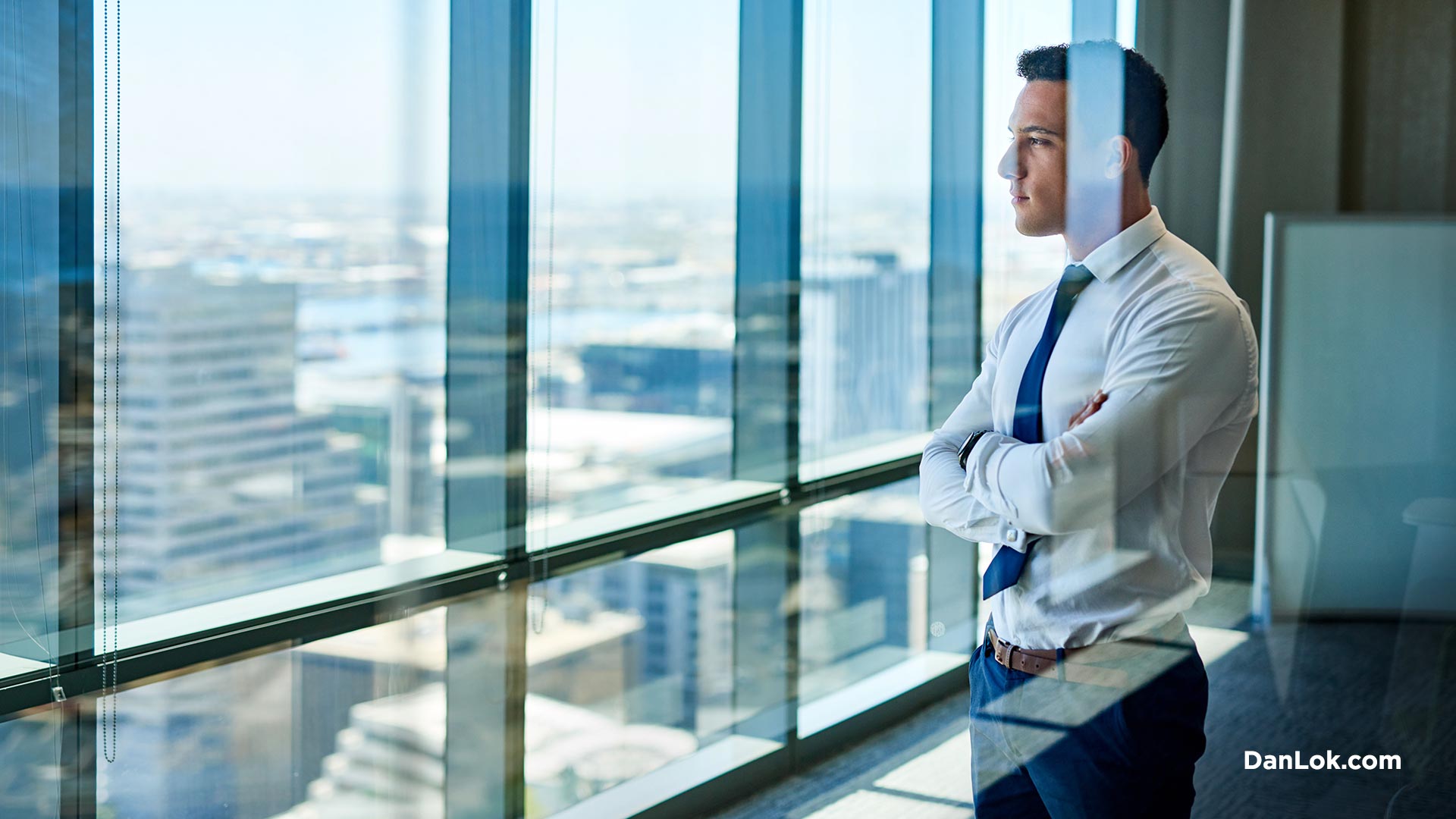 Homme évaluant les opportunités commerciales regardant par la fenêtre et pensant