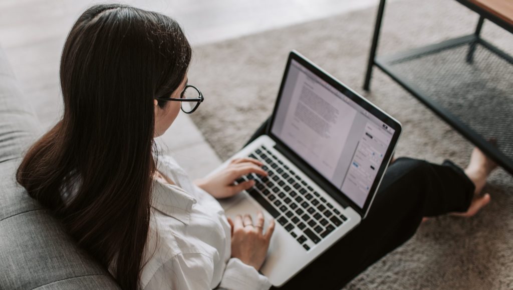 Mujer trabajando en casa usando su computadora portátil