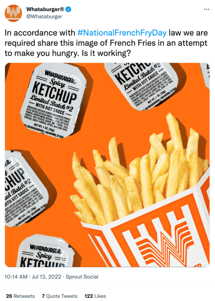 Un tweet di Whataburger che utilizza l'hashtag National French Fry Day è un esempio di come i marchi possono trarre vantaggio dalle festività e da altri hashtag di tendenza.