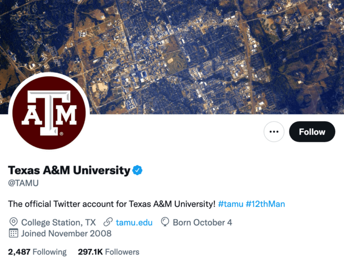 La biografía de Twitter de Texas A&M University muestra su hashtag de marca 12th Man.