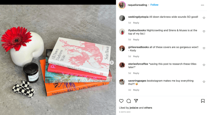 Gambar bergaya setumpuk buku dari influencer mikro di ceruk buku.