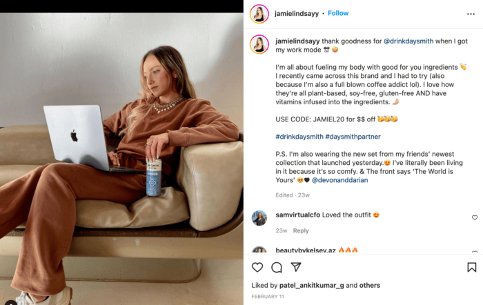 Influencer mikro Jamie Lindsay duduk di sofa dengan laptop dan sekaleng Daysmith Coffee, yang merupakan contoh kemitraan yang selaras untuk strategi pemasaran mikro influencer Daysmith.