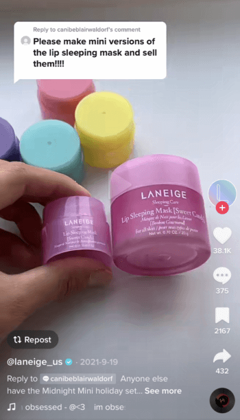 Un video de TikTok de la marca de belleza Laneige que muestra una mano sosteniendo una versión mini de su antifaz para dormir junto a la versión de tamaño normal en respuesta a un usuario que le pidió a la marca que hiciera una versión mini.