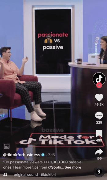 Un programa estilo programa de entrevistas en TikTok es un ejemplo de cómo el video de formato largo es una de las principales tendencias de marketing de TikTok que vale la pena explorar en 2022.