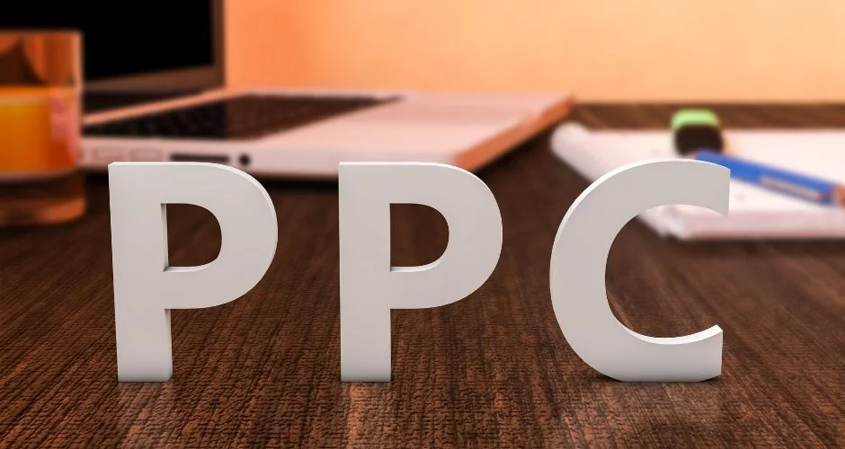 les lettres ppc sur un bureau