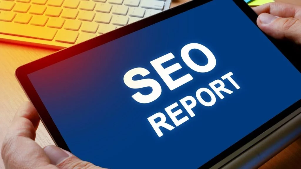 Tableta con texto de informe SEO