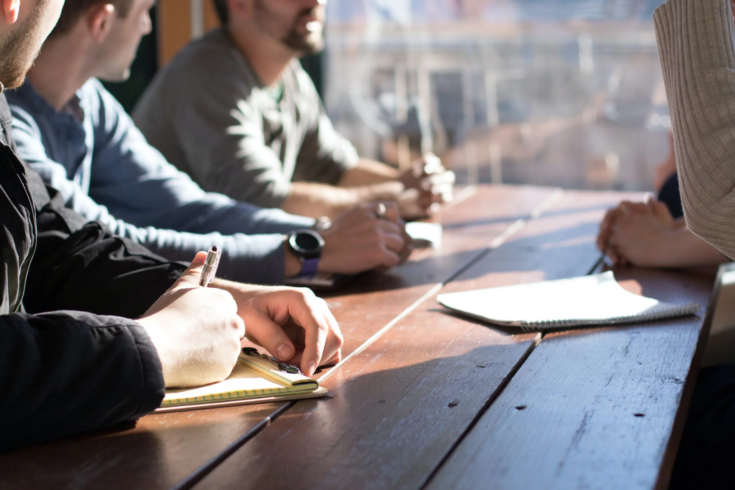 grupo de personas sentadas alrededor de una mesa