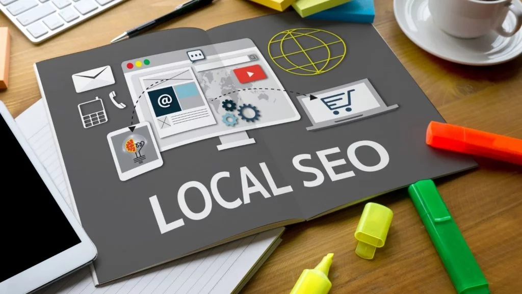 Libro aperto con la grafica del monitor e le parole local seo