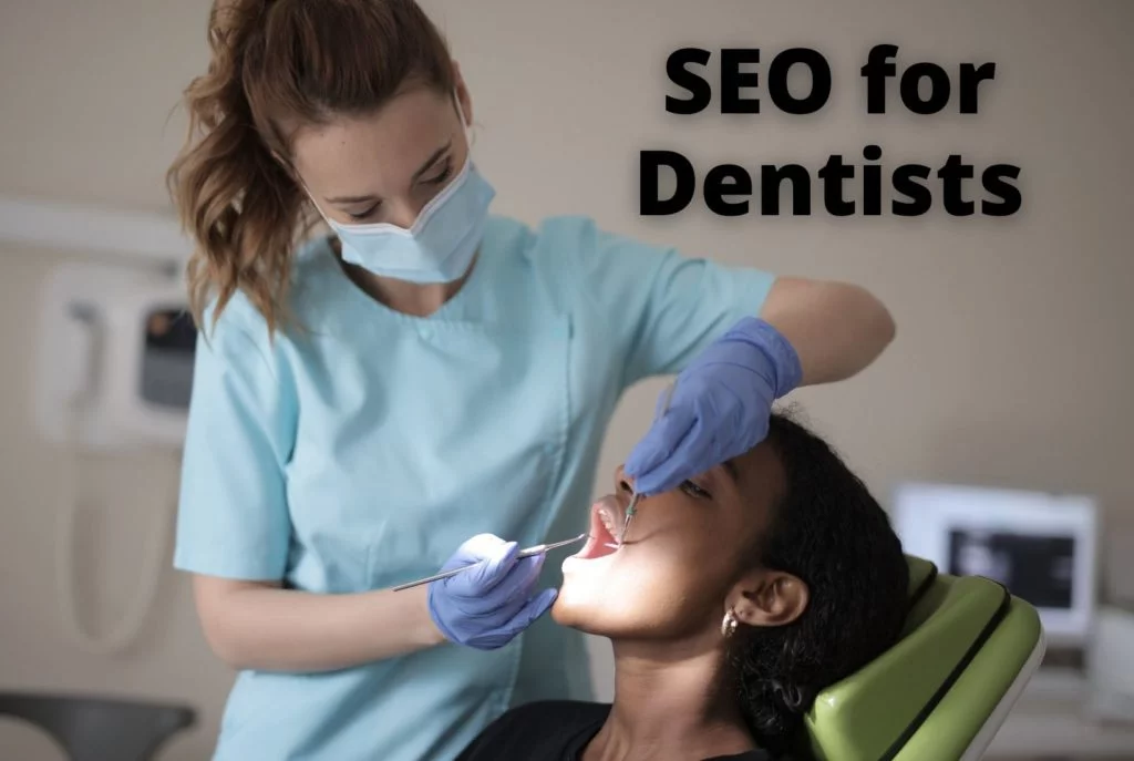 Femme dentiste regardant la bouche d'un patient avec le texte SEO pour les dentistes en arrière-plan