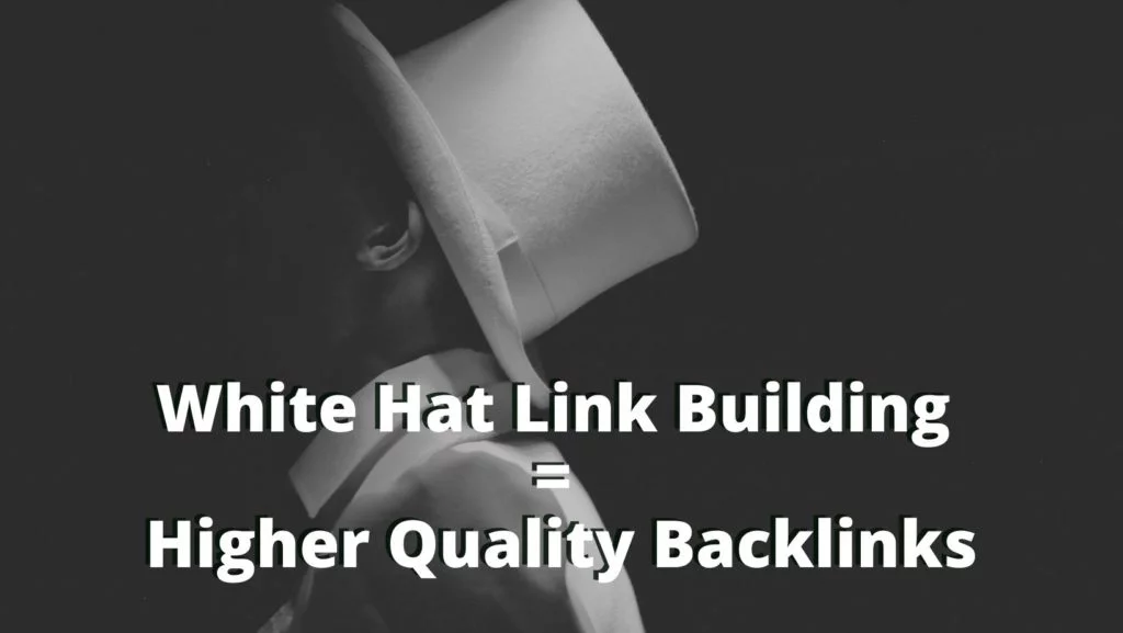 topi putih dengan latar belakang hitam bertuliskan white hat link building = backlink berkualitas lebih tinggi