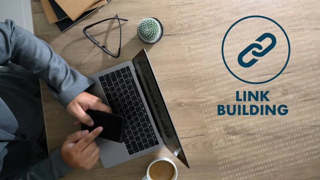 pria duduk di depan laptopnya dengan kata-kata link building