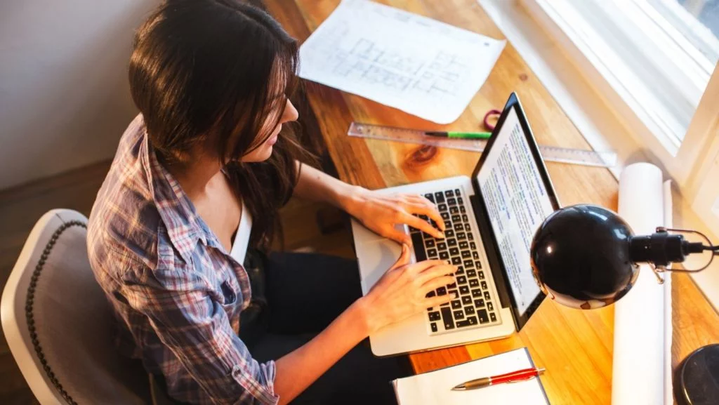 blogueuse assise à un bureau