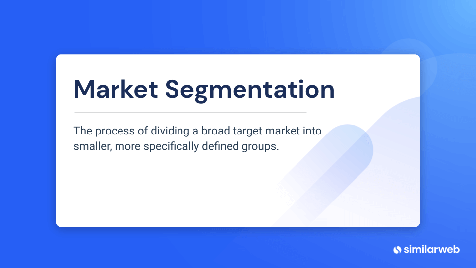 La definición de segmentación de mercado es “el proceso de dividir un amplio mercado objetivo en grupos más pequeños y definidos más específicamente.