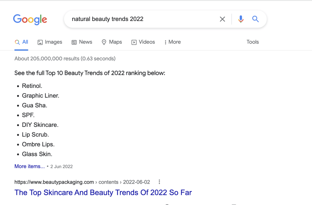 Capture d'écran des résultats SERP pour les tendances de la beauté naturelle 2022