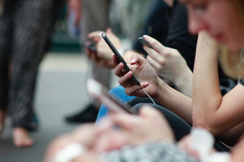 Menschen, die Mobiltelefone benutzen