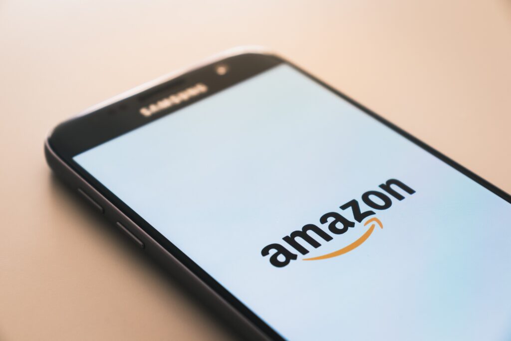 Samsung-Handy mit Amazon auf dem Bildschirm