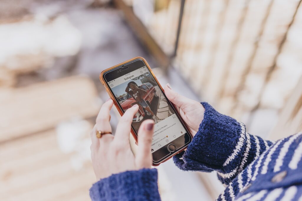 Alguém navegando pelo Instagram no celular