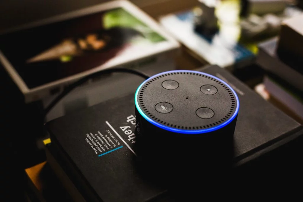 Une Alexa assise sur son emballage et allumée