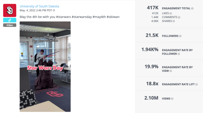 Riley hält ein Lichtschwert in diesem leistungsstarken TikTok, um den Star Wars-Tag auf dem Campus zu feiern.