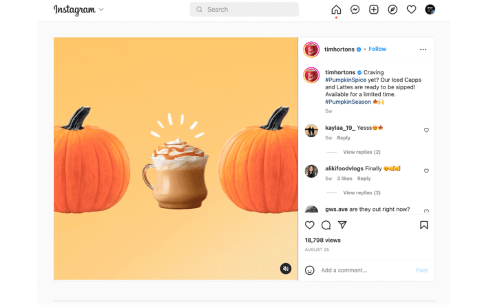 Un llamativo video de Instagram que muestra un carrusel de bebidas con especias de calabaza con calabazas a cada lado