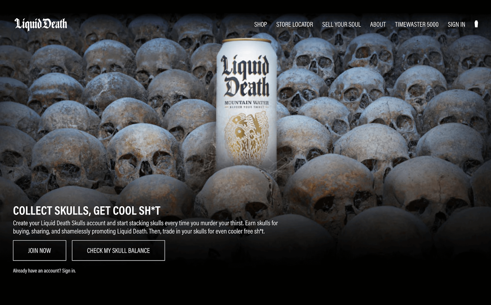 Top 10 des programmes de fidélité 2022 – Une capture d'écran de la page explicative du programme de fidélité de Liquid Death. Il y a une canette blanche de leur Liquid Death Mountain Water parmi un sol de crânes. Le texte se lit comme suit : "Collect Skulls, Get Cool Sh * t. Créez votre compte Liquid Death Skulls et commencez à empiler des crânes chaque fois que vous tuez votre soif. Gagnez des crânes en achetant, en partageant et en promouvant sans vergogne Liquid Death. Ensuite, échangez vos crânes contre de la merde gratuite encore plus cool. Il y a deux boutons en bas qui indiquent "Rejoindre maintenant" et "Vérifier mon solde de crâne".