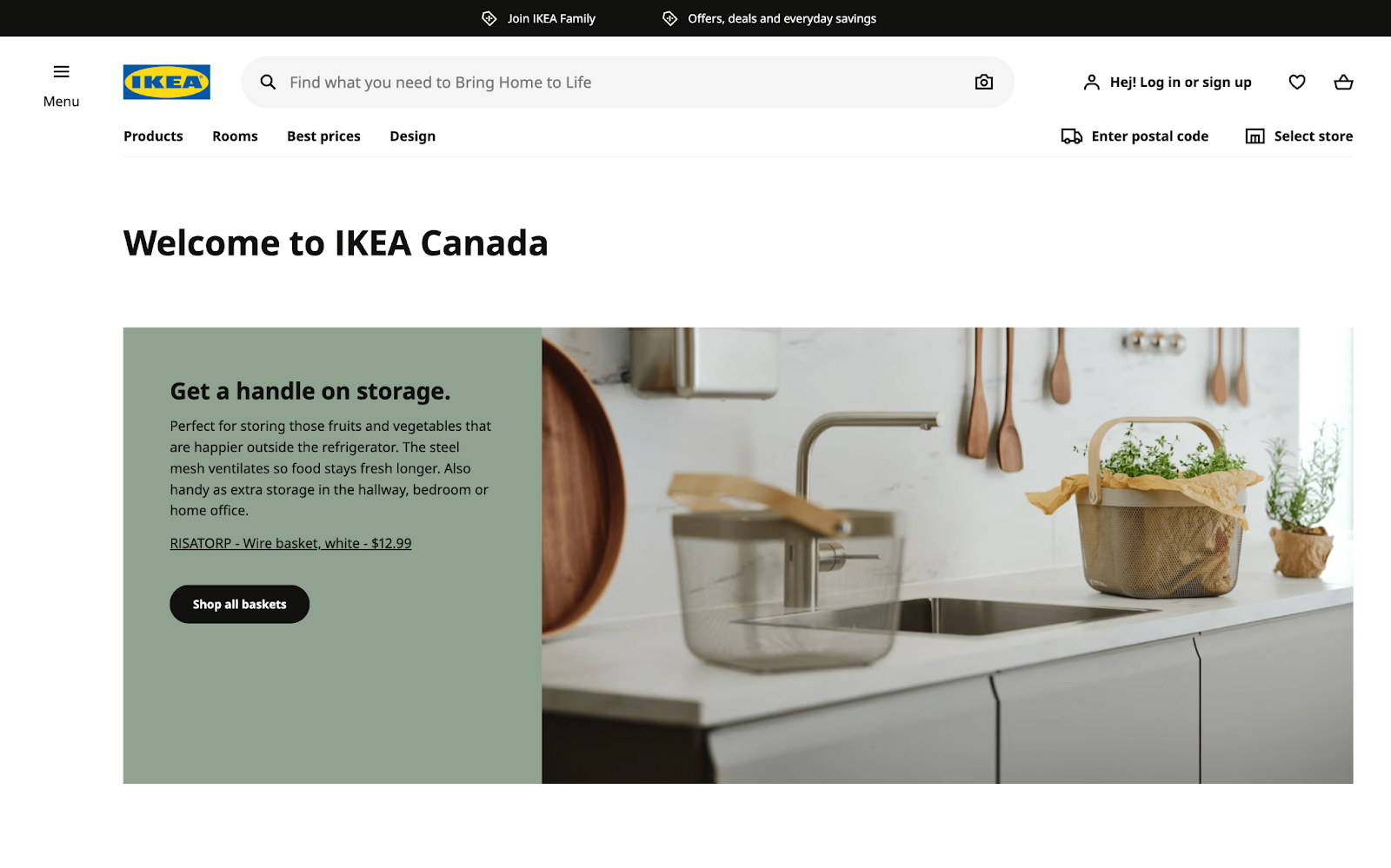 I 10 migliori programmi fedeltà del 2022: uno screenshot dalla home page di IKEA Canada. Il titolo recita: "Benvenuti in IKEA Canada". C'è l'immagine di una cucina moderna con cestini portaoggetti sul bancone. Il testo accanto all'immagine del prodotto recita: "Ottieni un controllo sullo spazio di archiviazione. Perfetto per conservare quei frutti e verdure che sono più felici fuori dal frigorifero. La rete in acciaio ventila in modo che il cibo rimanga fresco più a lungo. Utile anche come spazio aggiuntivo nel corridoio, nella camera da letto o nell'home office. RISATORP - Cestino in filo metallico, bianco - $ 12,99". C'è un pulsante nero con testo bianco che dice "Acquista tutti i cestini".