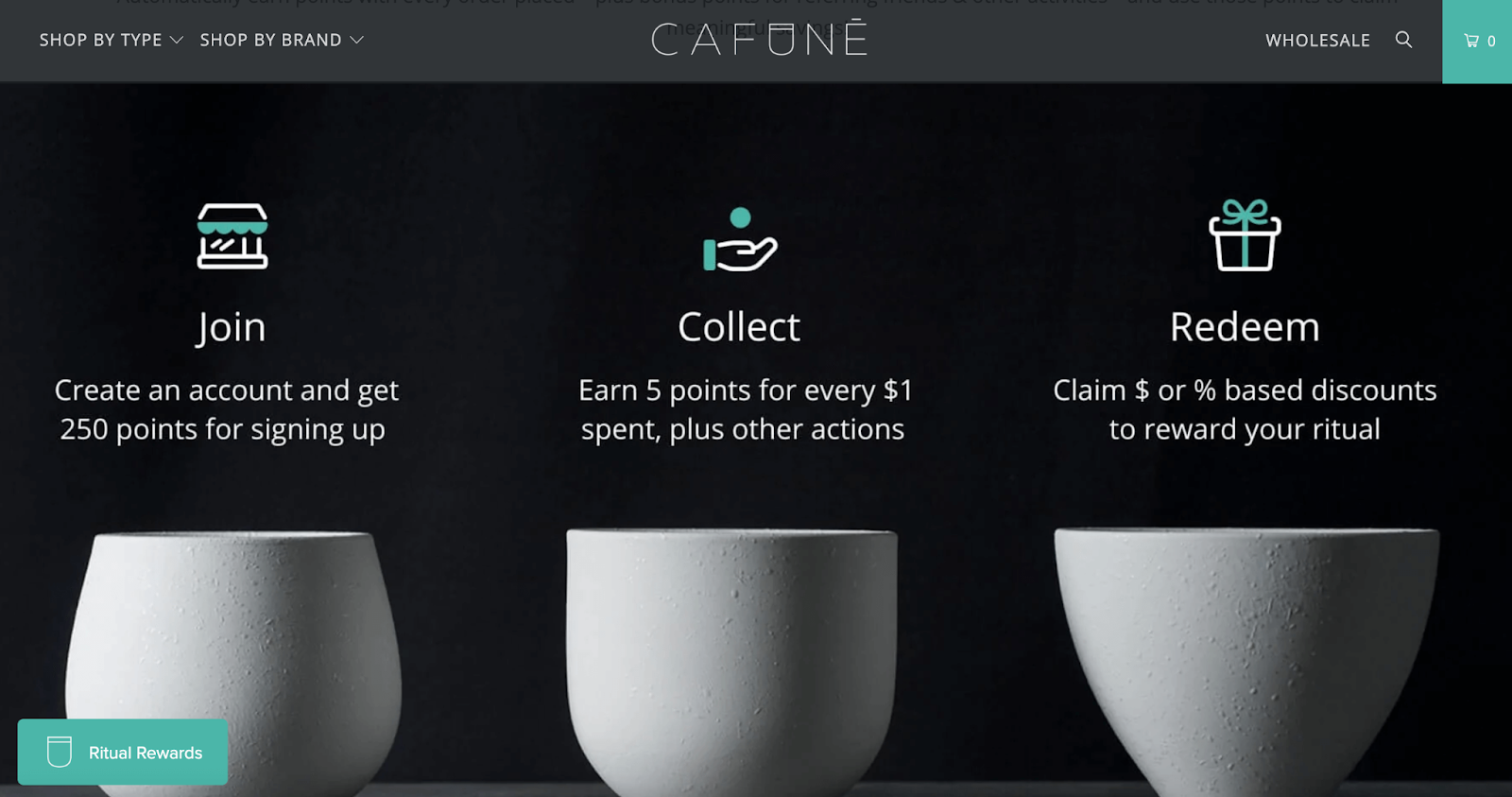 Los 10 mejores programas de fidelización de 2022: una captura de pantalla de la página explicativa del programa de fidelización de Cafune Boutique. Hay una imagen de tres tazas blancas y modernas sobre un fondo negro. Encima de cada taza hay un ícono y una descripción de un paso en el proceso del programa de fidelización. Ellos son: un ícono de una tienda para 'Únete. Crea una cuenta y obtén 250 puntos por registrarte”, un ícono de una mano recogiendo una moneda para “Recoger”. Gane 5 puntos por cada $1 gastado, además de otras acciones', y una caja de regalo para 'Canjear'. Reclama descuentos basados ​​en $ o % para recompensar tu ritual’. En la parte inferior de la página, se ve el iniciador del programa de recompensas verde azulado y dice "Recompensas rituales".