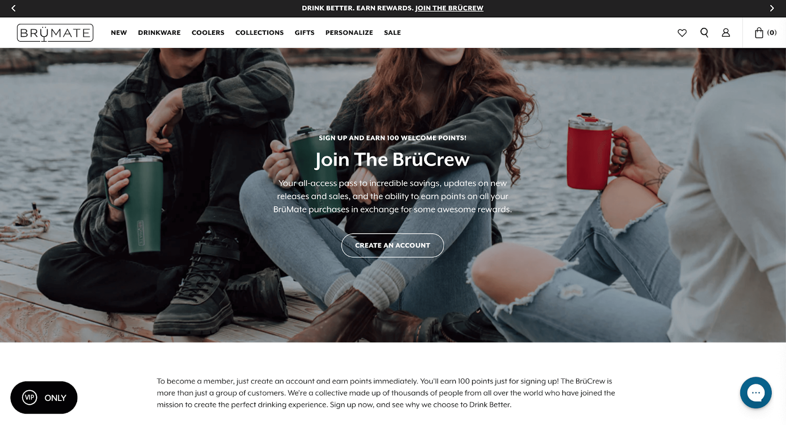 トップ 10 ロイヤルティ プログラム 2022 – BruMate のロイヤルティ プログラム説明ページのスクリーンショット。背景には、断熱ドリンクウェアを持って湖のそばに座っている 3 人が描かれています。画像上部のテキストには、「サインアップして 100 ウェルカム ポイントを獲得しましょう! BruCrewに参加してください。信じられないほどの節約、新しいリリースと販売の更新、およびいくつかの素晴らしい報酬と引き換えに、すべての BruMate 購入でポイントを獲得する機能へのすべてのアクセス パス。アカウントを作成する。"