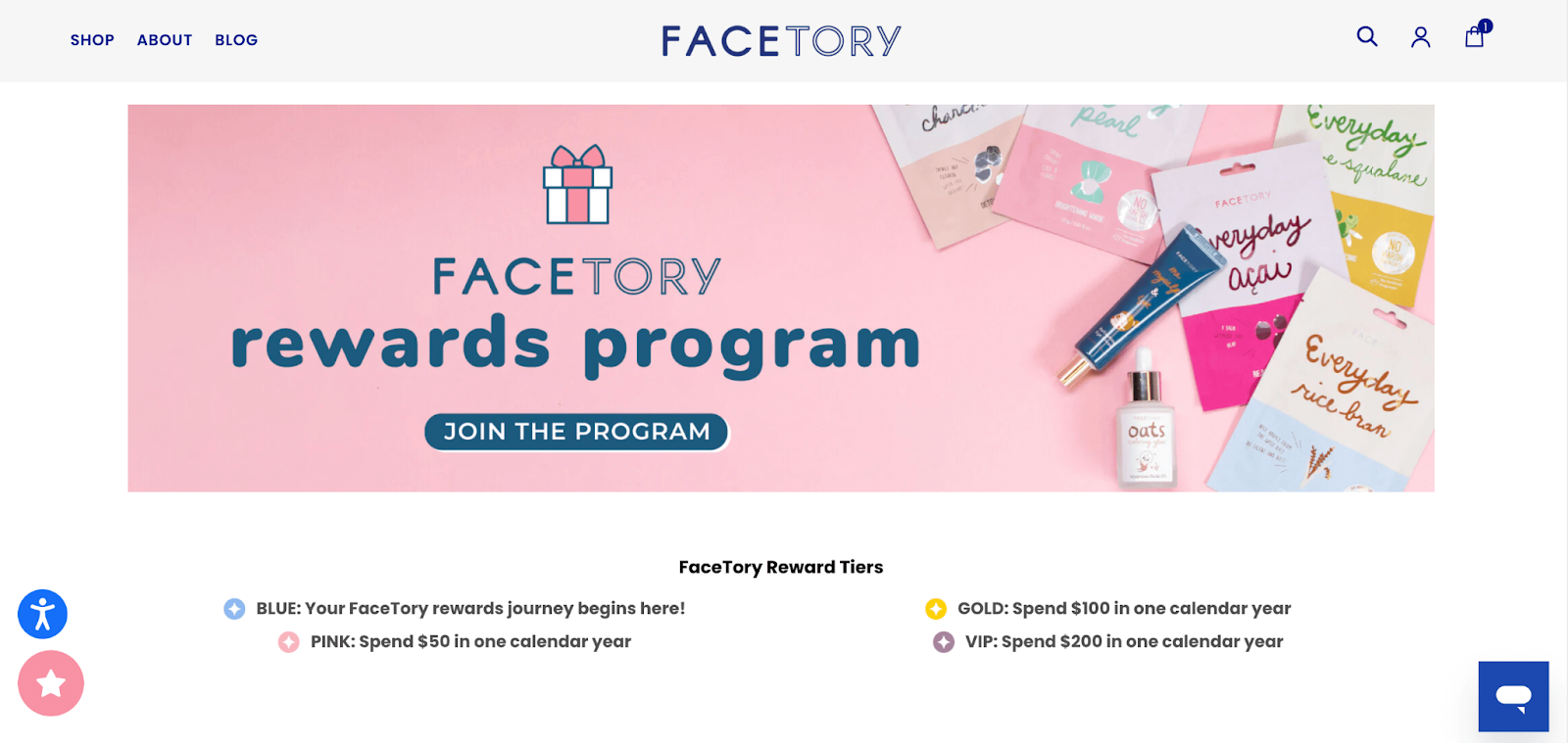 Treueprogramme in der Schönheitsbranche – Ein Screenshot der Erläuterungsseite des Treueprogramms von Facetory Rewards. Es gibt einen rosa Hintergrund mit mehreren Hautpflegeprodukten, die darauf liegen. Der Test daneben ist in marineblauen Blasenbuchstaben und sagt: „Facetory-Prämienprogramm. Nehmen Sie am Programm teil.“