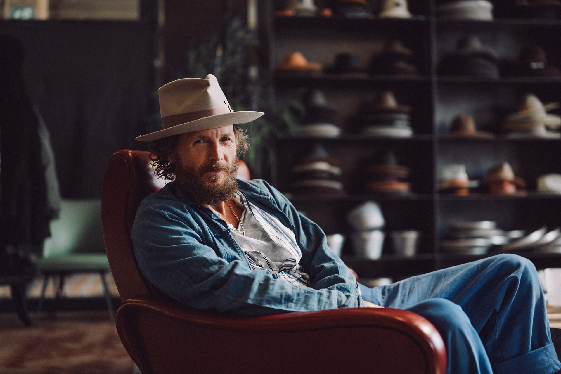 Lorenzo Giovanotti nell'atelier di SUPERDUPER Hats a Firenze, foto Filippo Maffei a