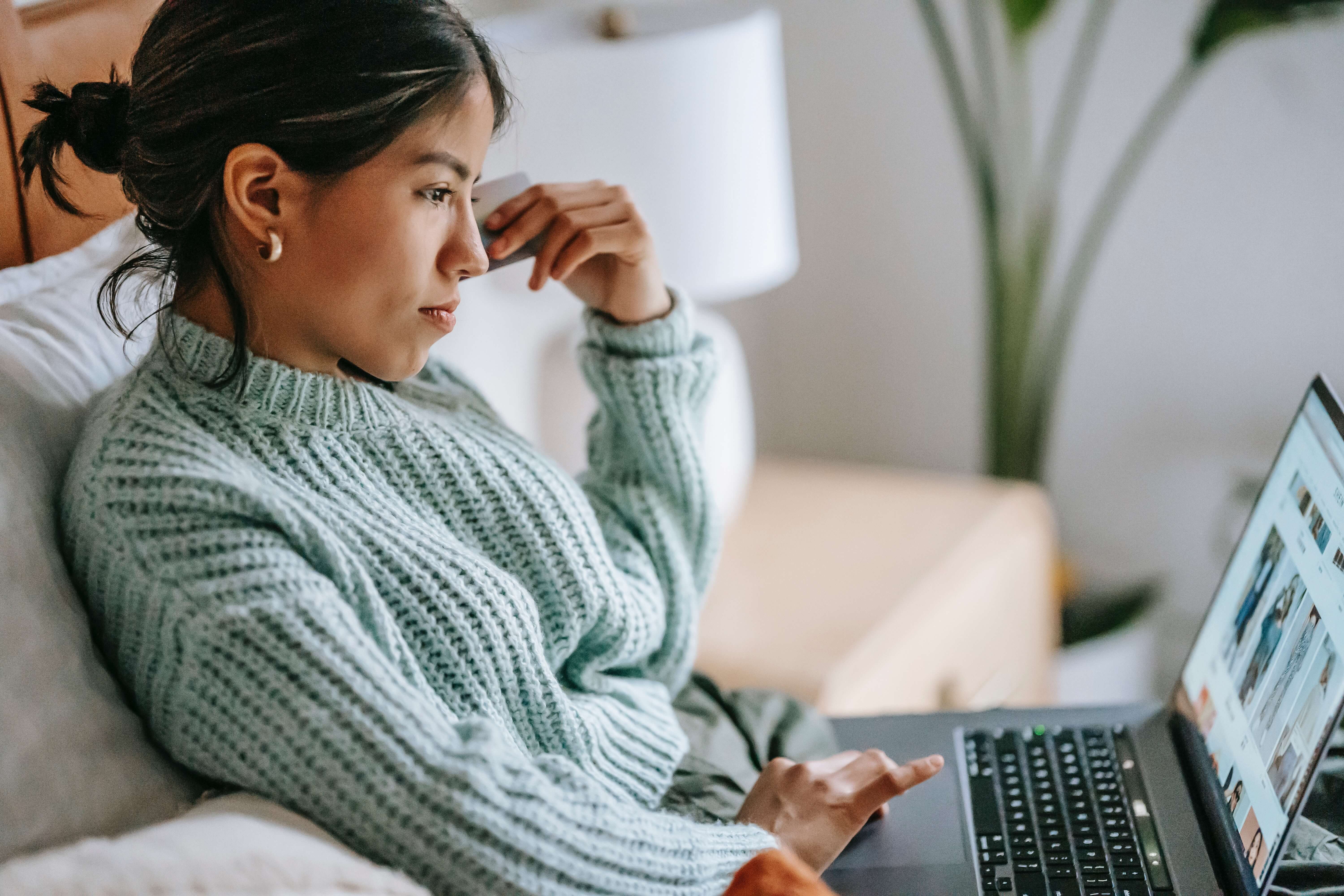 Das Mädchen mit Laptop