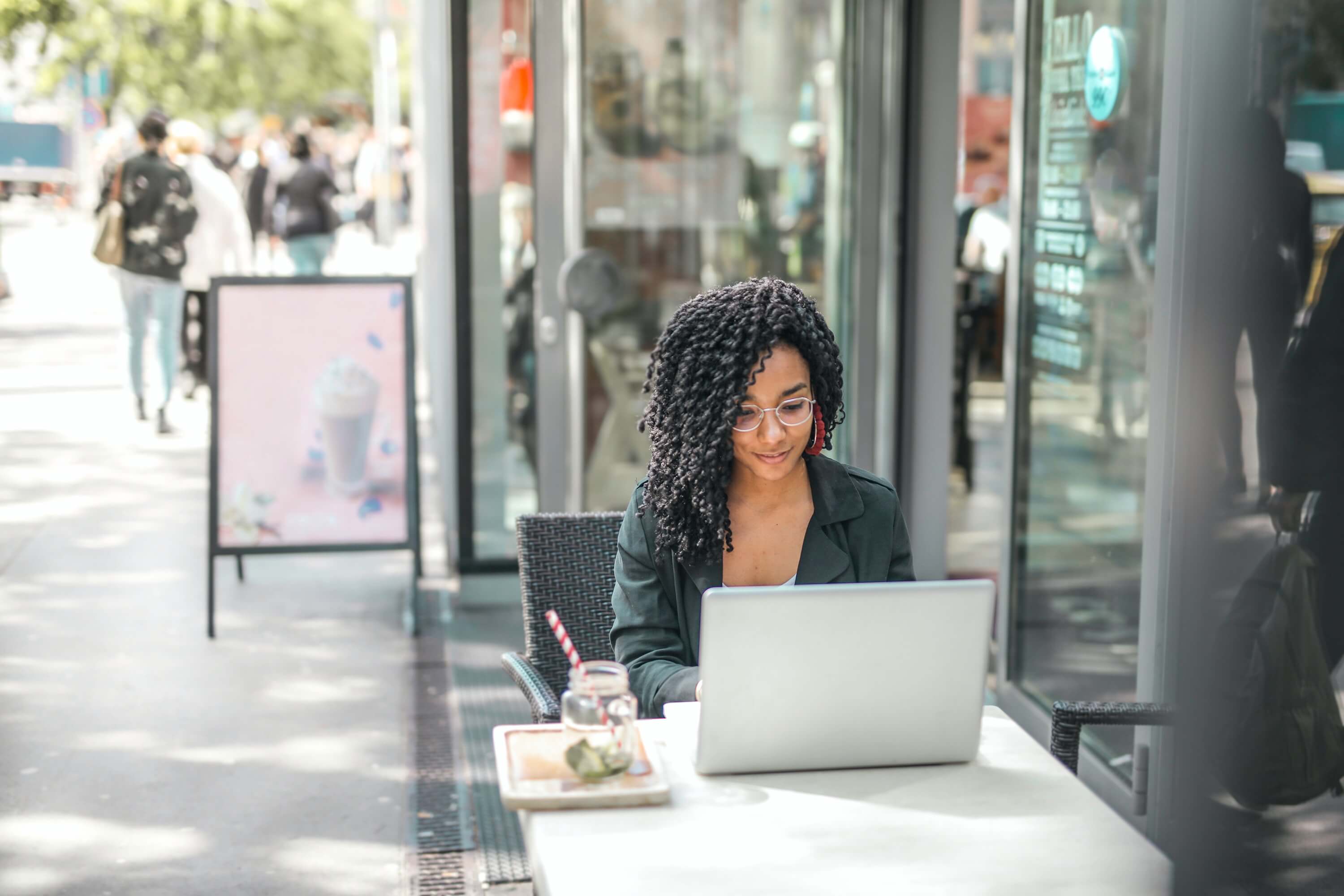 Frau mit Laptop