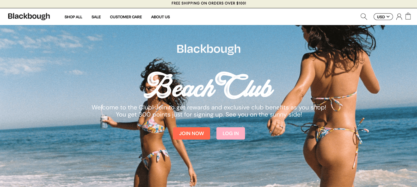 Contoh Program Loyalitas Industri Fashion–Tangkapan layar dari halaman penjelasan program loyalitas Blackbough Swim. Ada gambar kasar dua gadis berbikini di pantai di depan badan air. Teks itu berbunyi, “Klub Pantai Blackbough. Selamat bergabung! Bergabunglah untuk mendapatkan hadiah dan manfaat klub eksklusif saat Anda berbelanja! Anda mendapatkan 300 poin hanya untuk mendaftar. Sampai jumpa di sisi cerah!”