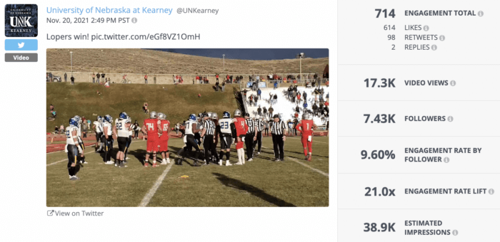 Les joueurs de l'UNK célèbrent la victoire des Lopers dans un match de football.