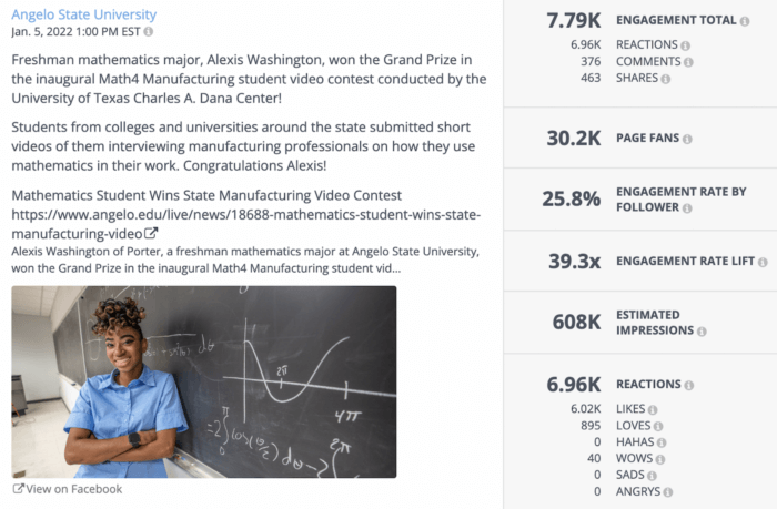 Alexis em frente a um quadro-negro com equações matemáticas