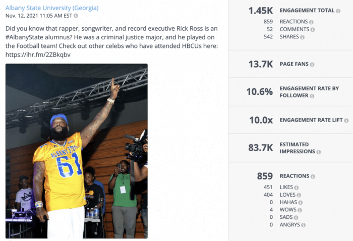 Rick Ross trägt das Trikot der ASU und die Bildunterschrift teilt seine Erfolge und einen Link zu anderen Promis, die 2022 auf Facebook HBCUs an der Albany State U, einer Top-D2-Universität, besucht haben.