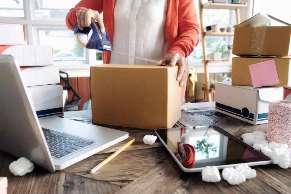 une femme boxe un achat b2b