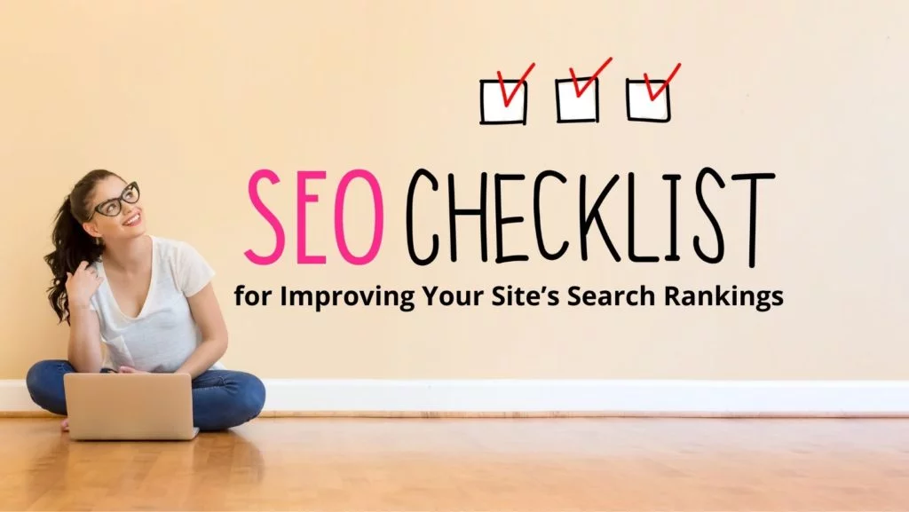 SEO-Checkliste zum Steigern der Suchrankings Ihrer Website mit einer Frau, die mit ihrem Laptop auf dem Boden sitzt