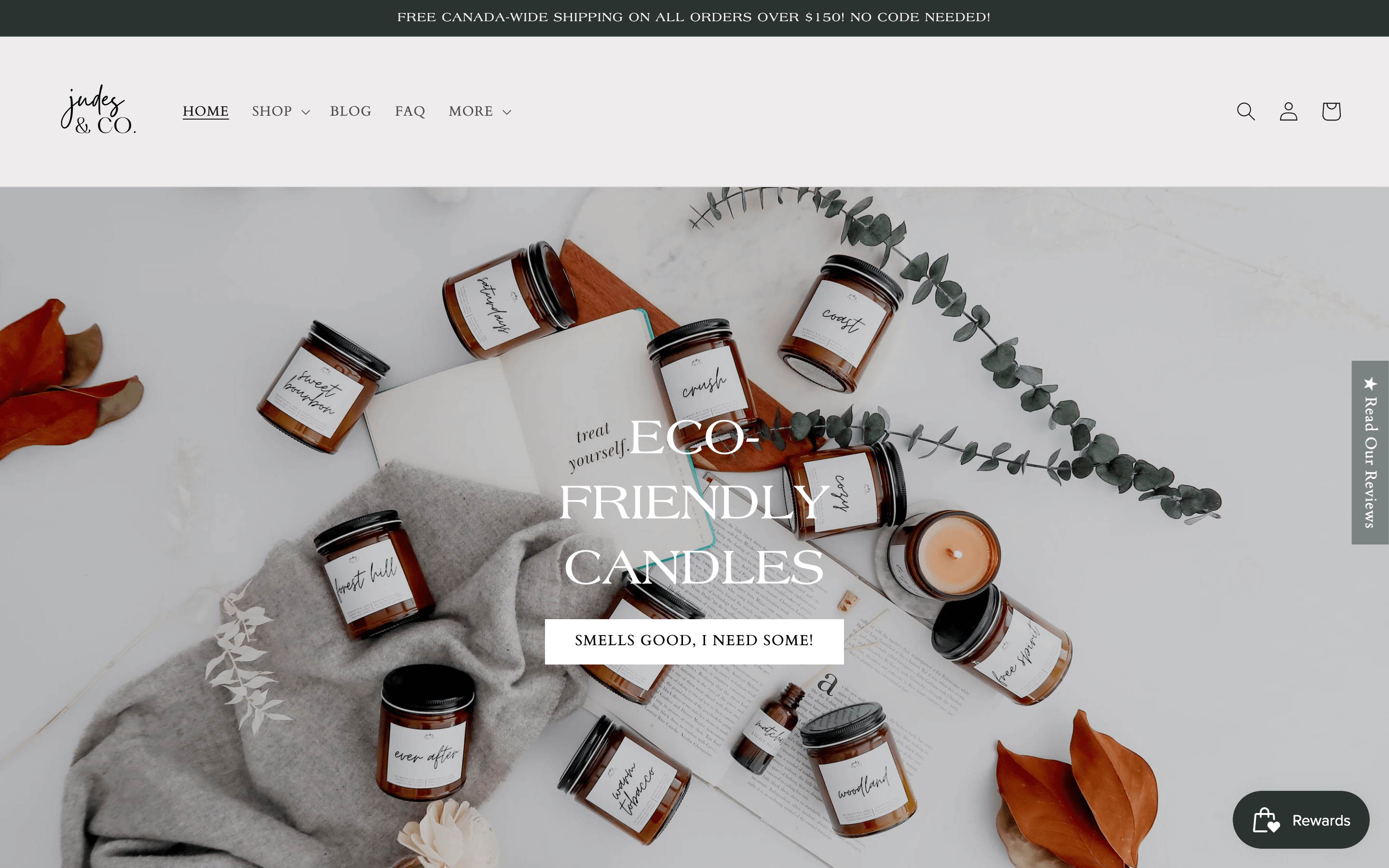 Women Ecommerce Entrepreneurs–ภาพหน้าจอจากหน้าแรกของ Judes & Co. มีภาพพื้นหลังเป็นเทียนหลายเล่มวางอยู่บนพื้นสีขาว ล้อมรอบด้วยหนังสือ ผ้าห่ม ใบไม้ และต้นไม้ ข้อความด้านบนอ่านว่า “เทียนเป็นมิตรกับสิ่งแวดล้อม กลิ่นดี ฉันต้องการบางอย่าง!!!”