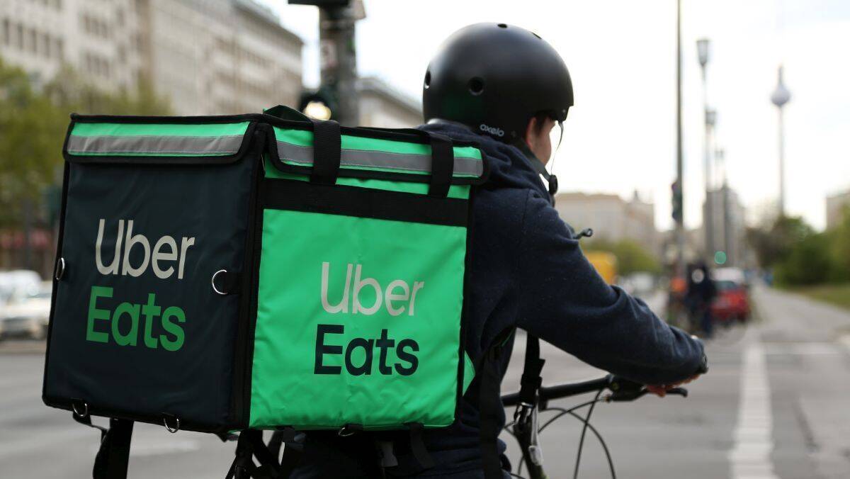 Pracownik Uber Eats realizujący dostawę