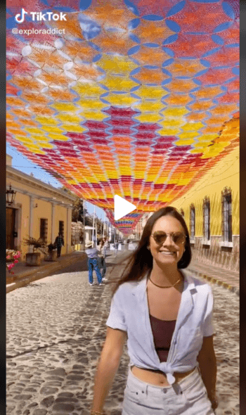 La micro-influenceuse TikTok Maxine Senior marche sous le plus grand crochet qui couvre toute une ville du Mexique. Poignée TikTok @exploraddict