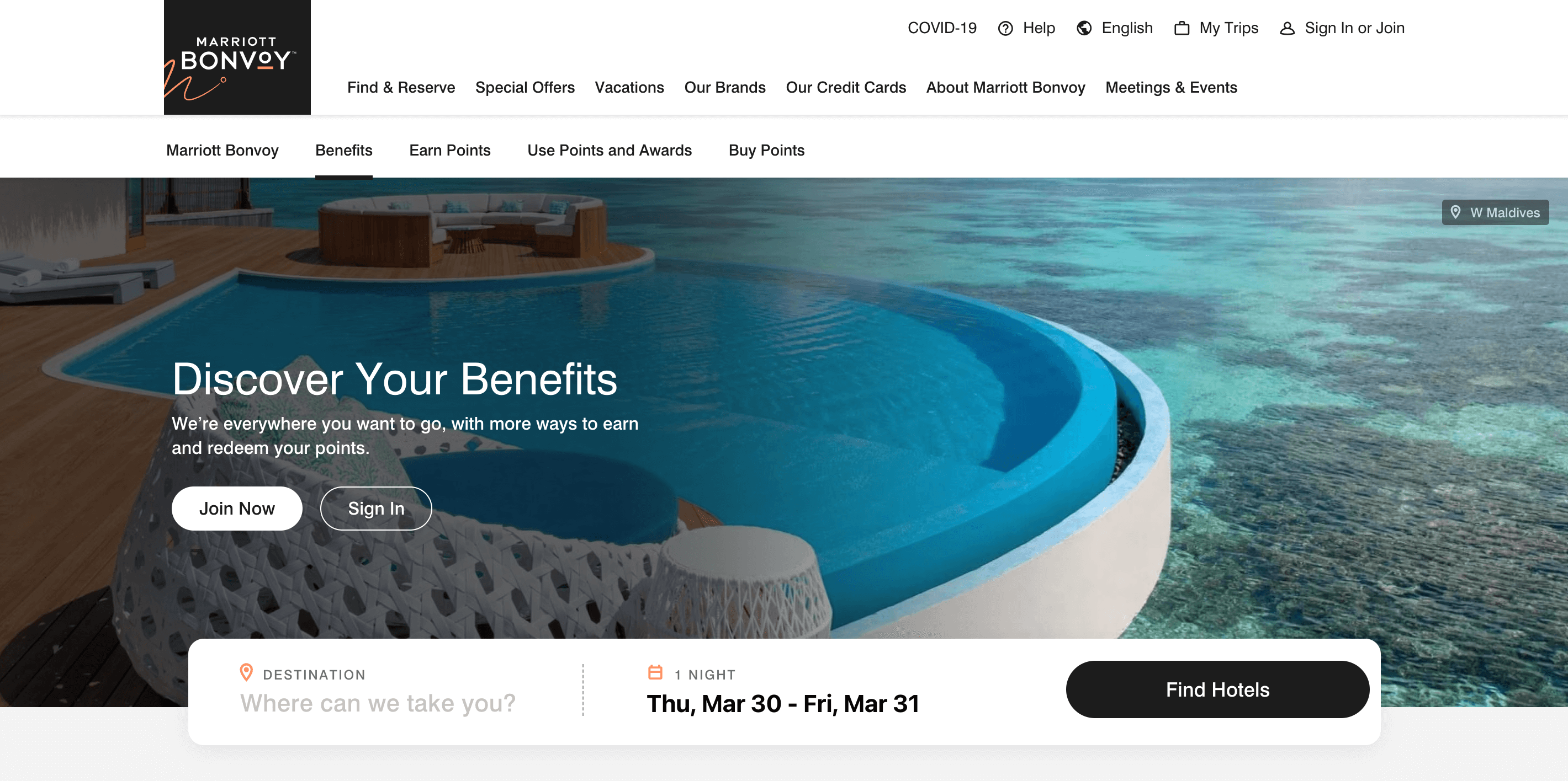 7 ejemplos de programas VIP: una captura de pantalla de la página "Beneficios" en el portal de recompensas de Marriott Bonvoy. Hay una imagen de banner de su hotel en las Maldivas con el título "Descubra sus beneficios". Hay un llamado a la acción para unirse al programa, así como una barra de búsqueda para buscar hoteles.